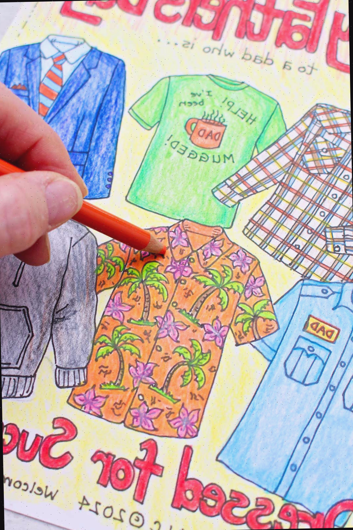 Close-up de uma mão colorindo uma camisa havaiana laranja na página para colorir do Dia dos Pais.