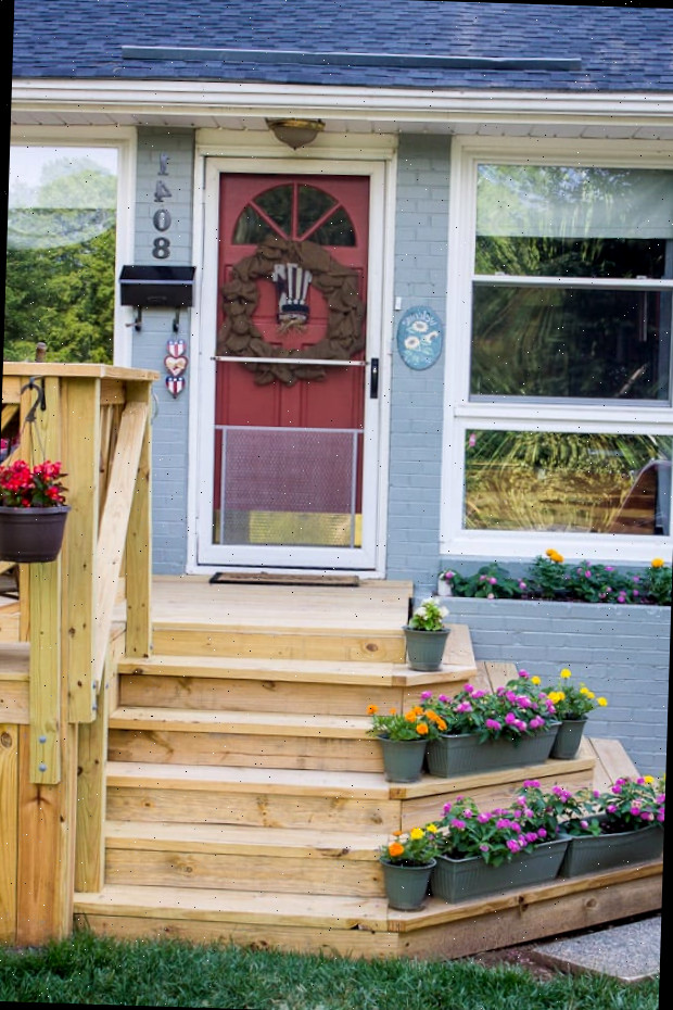 Deck frontal sem stain com escadas e flores