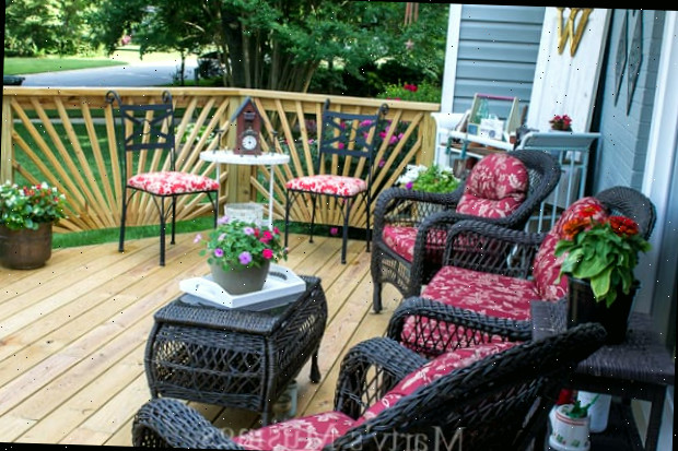 Deck sem stain decorado com móveis e flores
