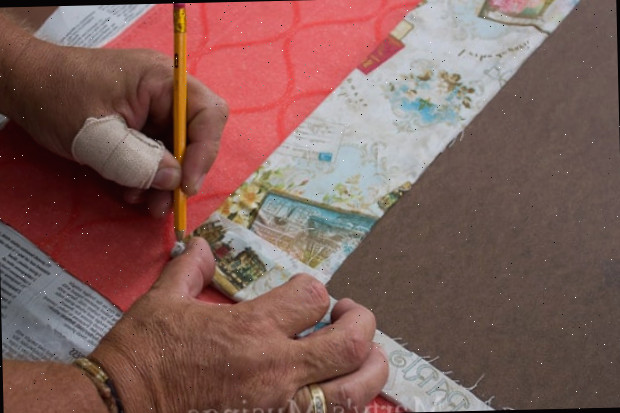 Um pedaço de papel com tesouras