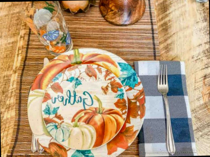 Pratos Gather para a mesa de outono sobre a mesa de fazenda