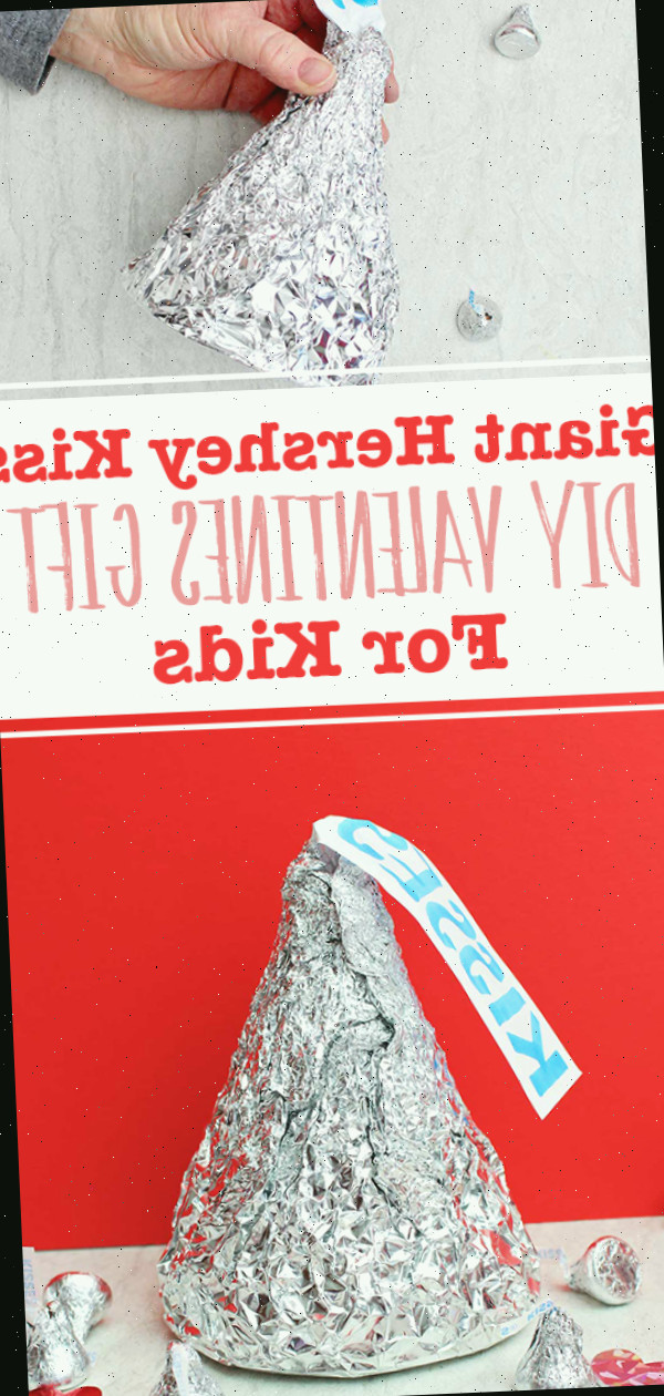 Giant Hershey Kiss DIY Valentine. Uma imagem de uma pessoa segurando, uma imagem em frente a um fundo rubro.