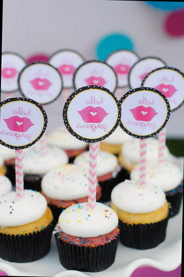 Festa de revelação do gênero com cupcakes rosas e toppers
