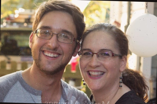 Um homem e uma mulher sorrindo para a câmera
