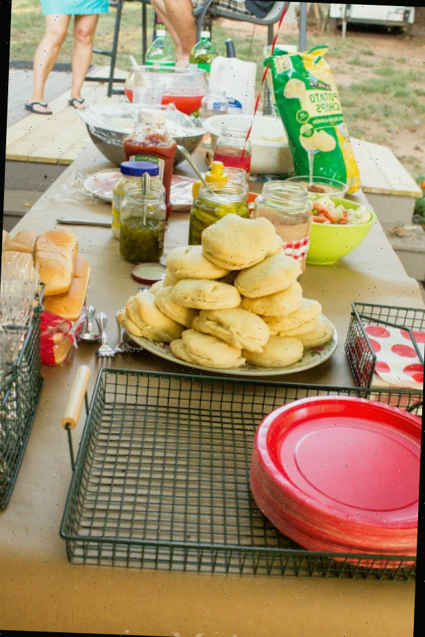 Comida sobre uma mesa de piquenique, com festa