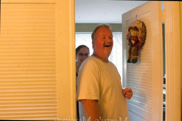 Um homem em frente a uma porta