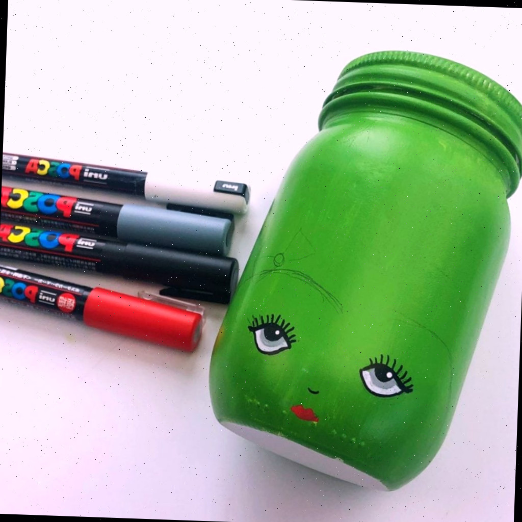 Adicionando detalhes ao rosto com marcadores de tinta