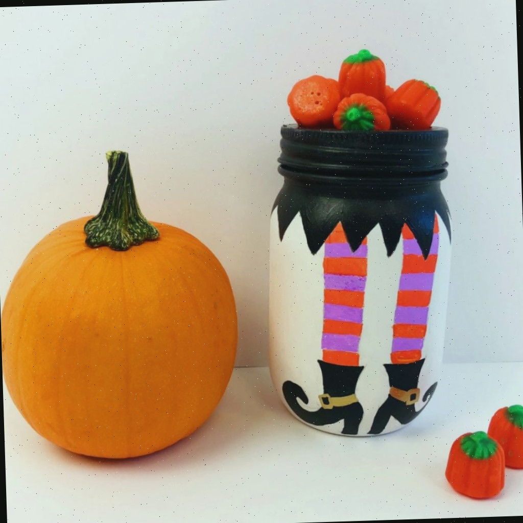 Pernas de bruxa pintadas em um frasco de conserva para o Halloween