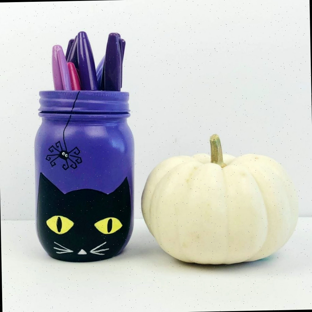 Ideia de frasco de gato preto para frascos de conserva com temática de Halloween