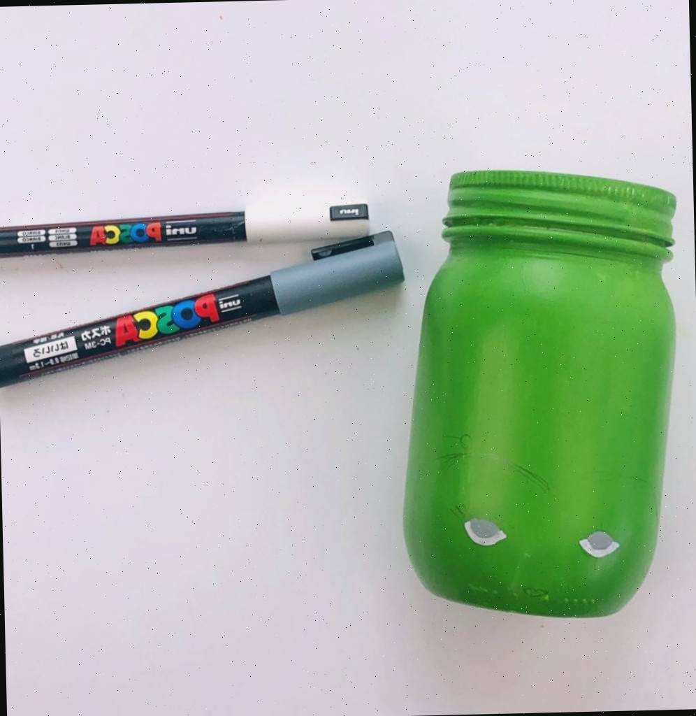 Frasco pintado de verde com um contorno do rosto da noiva do Frankenstein