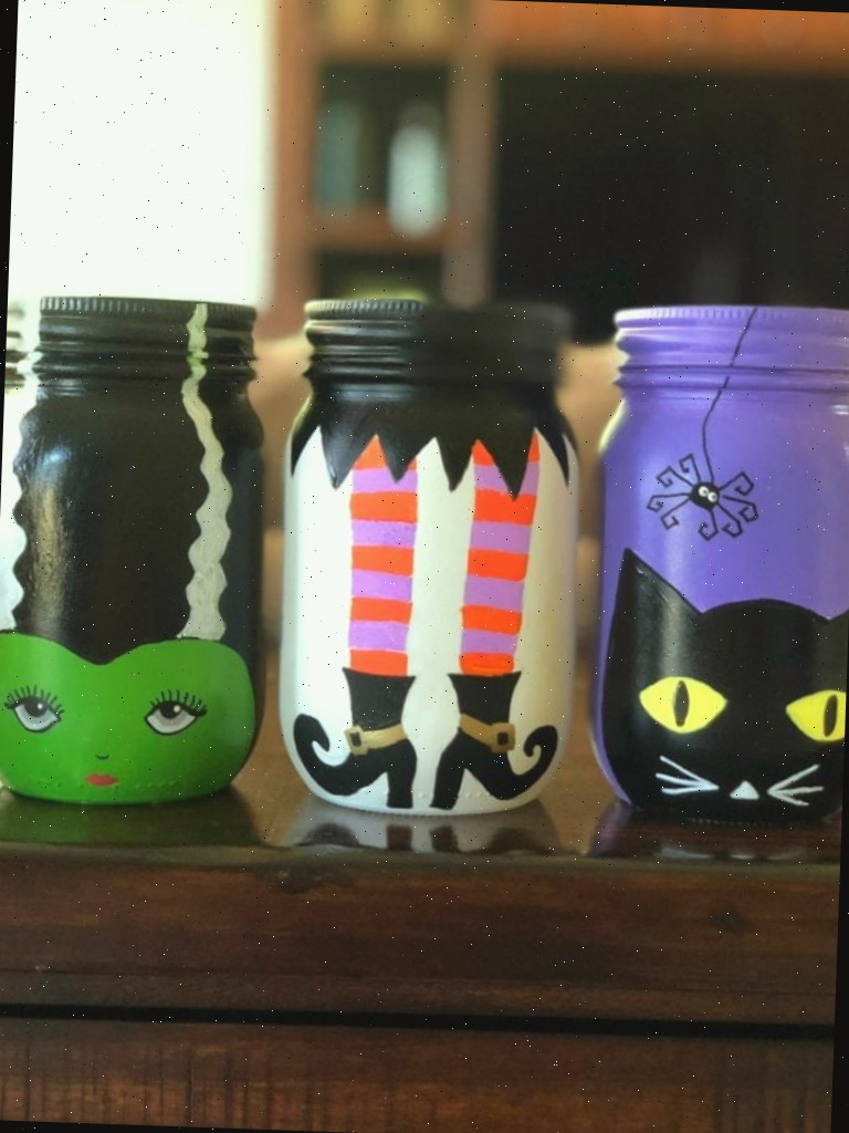 Frascos de Conserva pintados para o Halloween utilizados como decoração
