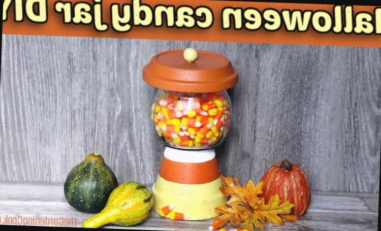 Um vaso de barro e uma saucer pintados em amarelo e laranja e transformados em um pote de doces de outono cheio de doces de milho. A caixa de texto diz DIY de pote de doces de Halloween.