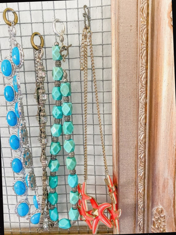moldura e tela de galinheiro usadas para pendurar colares