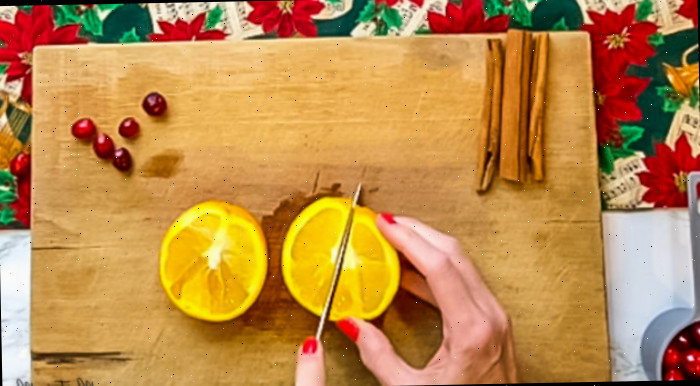 Cortando laranjas para preparar pot-pourri artesanal