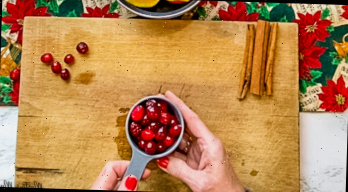 Cranberries adicionadas ao pot-pourri artesanal no fogão