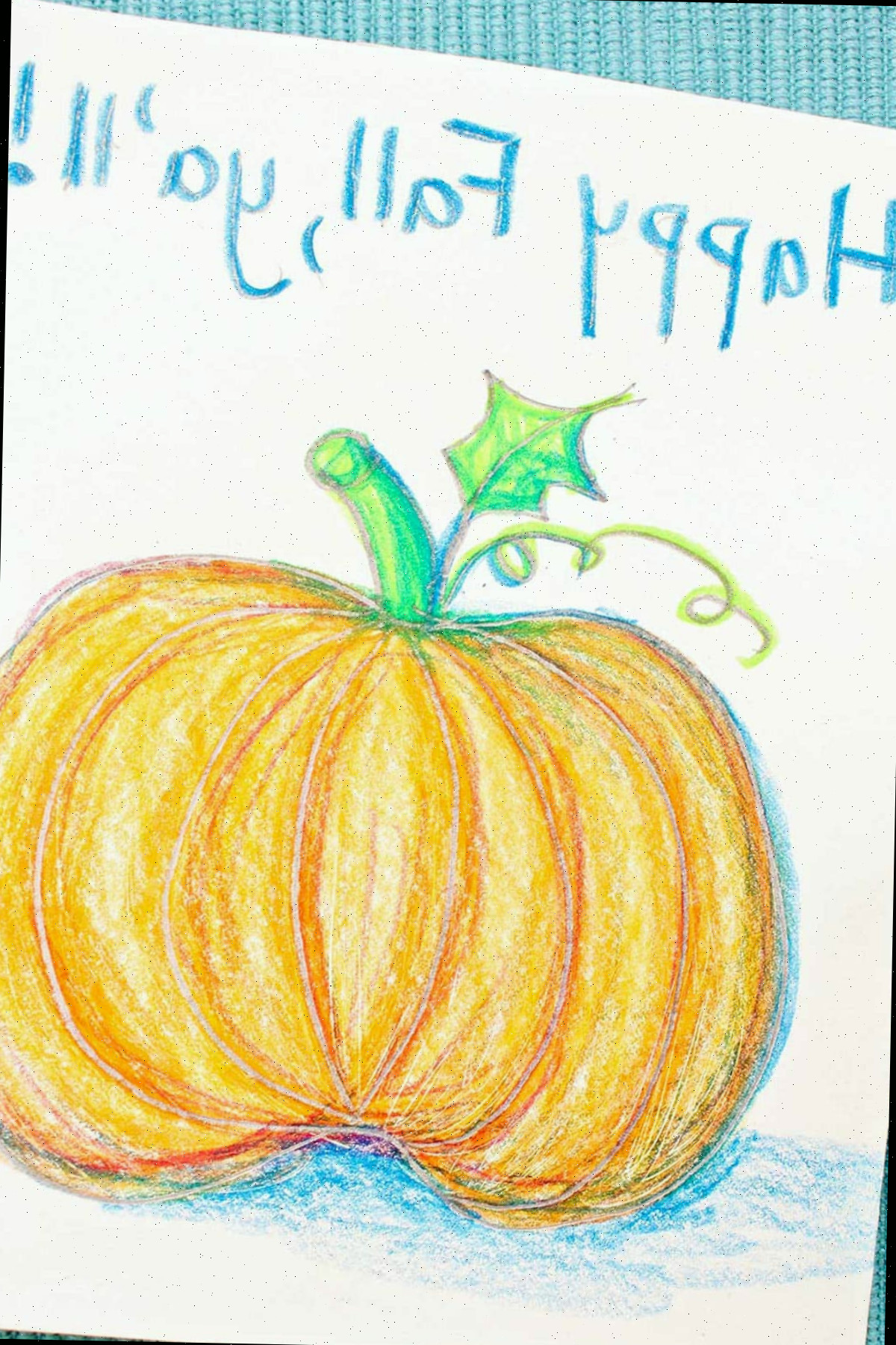 Cartão de saudação com um esboço de abóbora colorida apoiada sobre um esboço de lápis de jack-o-lantern.