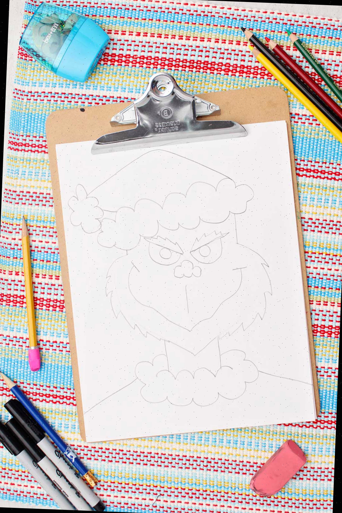 Um esboço a lápis do Grinch vestindo um traje de Papai Noel.
