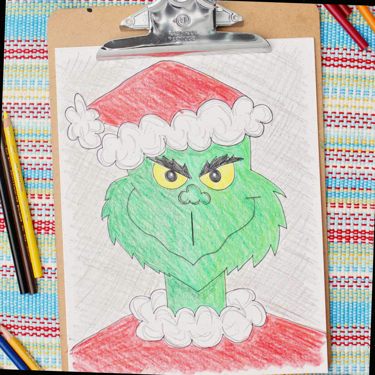 Versão colorida de um esboço do Grinch com lápis coloridos ao lado.