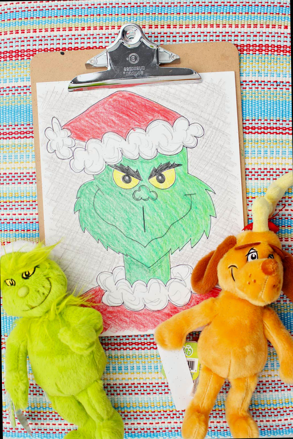 Versão colorida de um esboço do Grinch com brinquedos do Grinch e do Max ao redor.