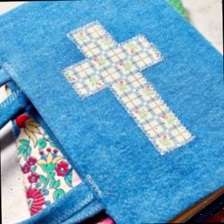 Duas capas de livro de tecido finalizadas, uma com tecido colorido de patchwork e outra com denim e uma cruz de tecido.