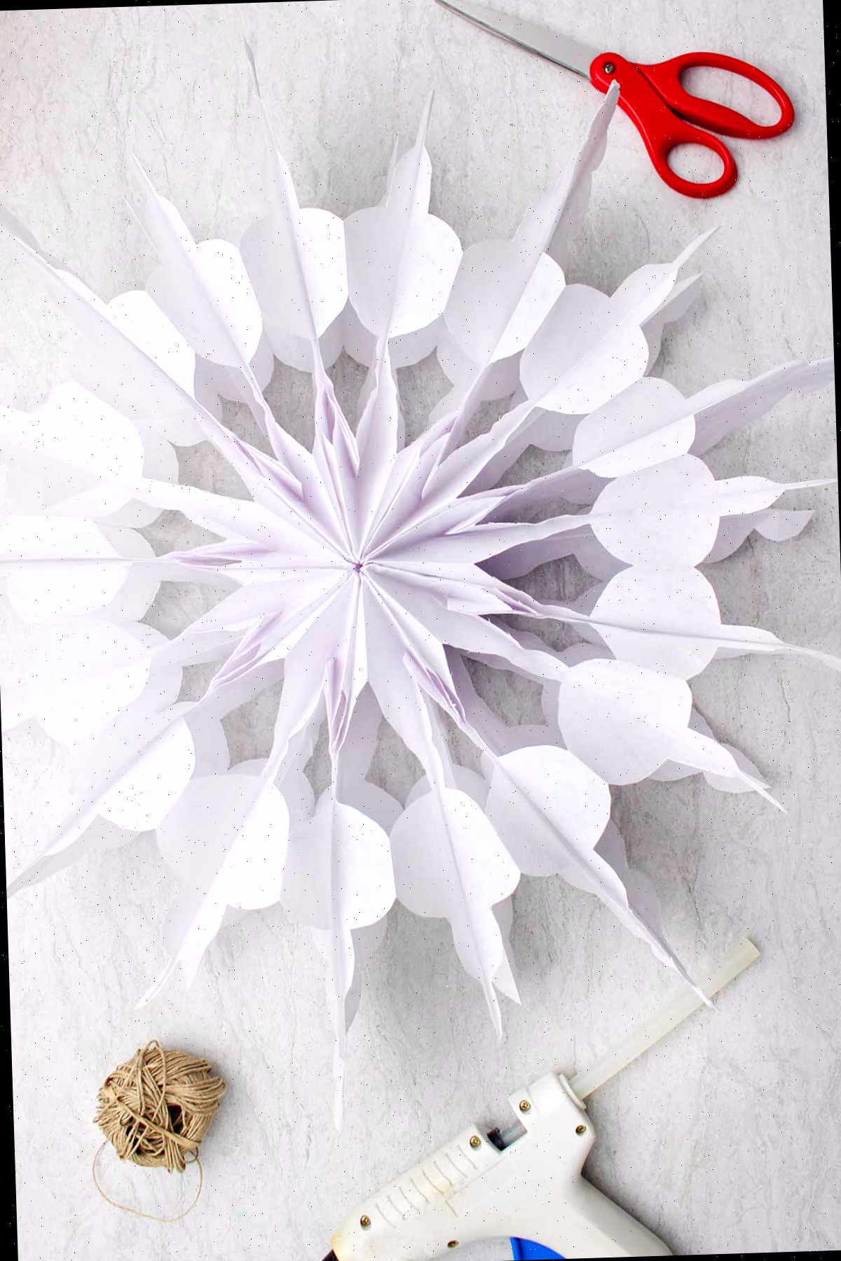 Floco de neve de saco de papel branco terminado.