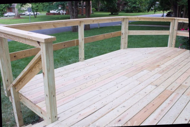 Deck e grade não finalizados na frente da casa