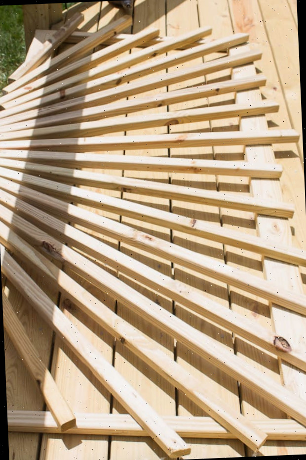 Grade de deck com ripas organizadas em padrão de raio de sol