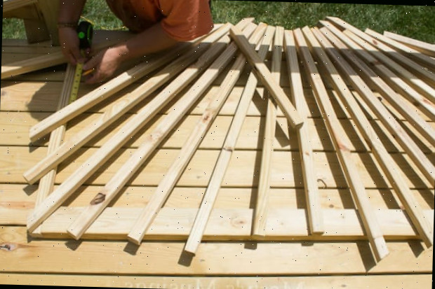 Medindo as ripas para construção da grade em forma de raio de sol