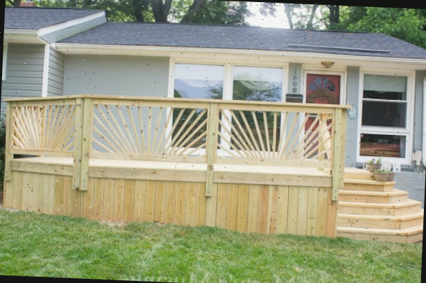 Uma casa com um gramado e deck frontal recém-construído