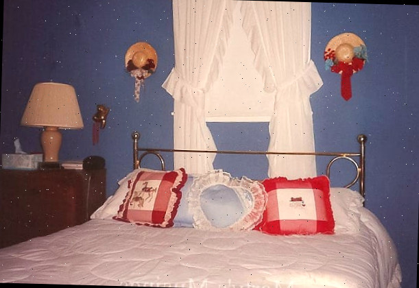 Uma cama arrumada em um quarto