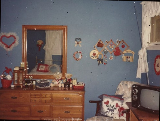 Um quarto com uma cama e uma mesa
