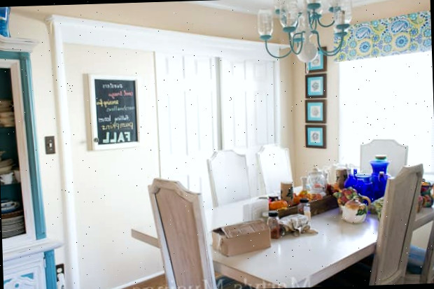Uma sala de estar cheia de móveis e uma grande janela