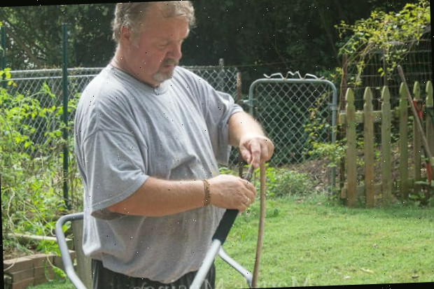 Um homem ao lado de uma cerca