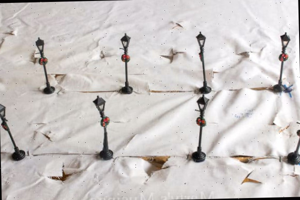 Montagem das luzes da rua da vila de Natal