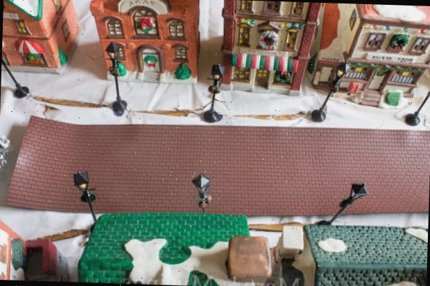 Vila de Natal com rua desenrolada em frente às casas