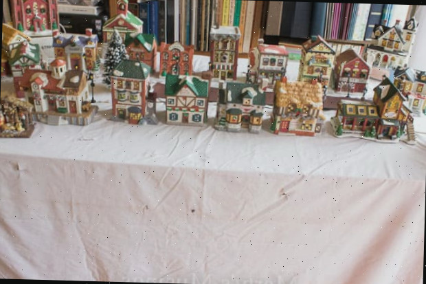 Montagem da vila de Natal em frente a uma estante