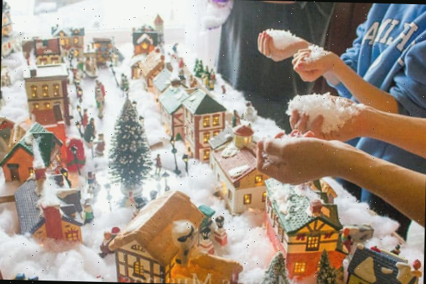 Jogando neve sobre a vila de Natal
