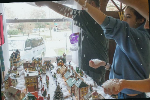 Jogando neve sobre a vila de Natal