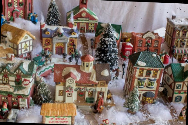Vila de Natal em miniatura com neve nas ruas e nas casas