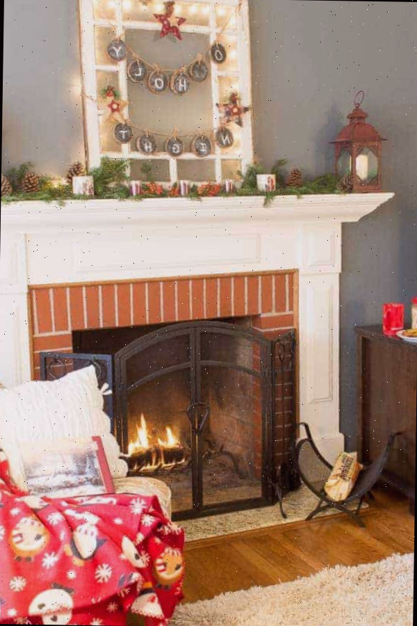 Decorando uma lareira de Natal de maneira acessível com elementos naturais e itens reaproveitados.