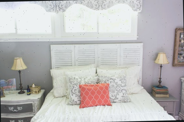 Um quarto com uma cama e uma escrivaninha