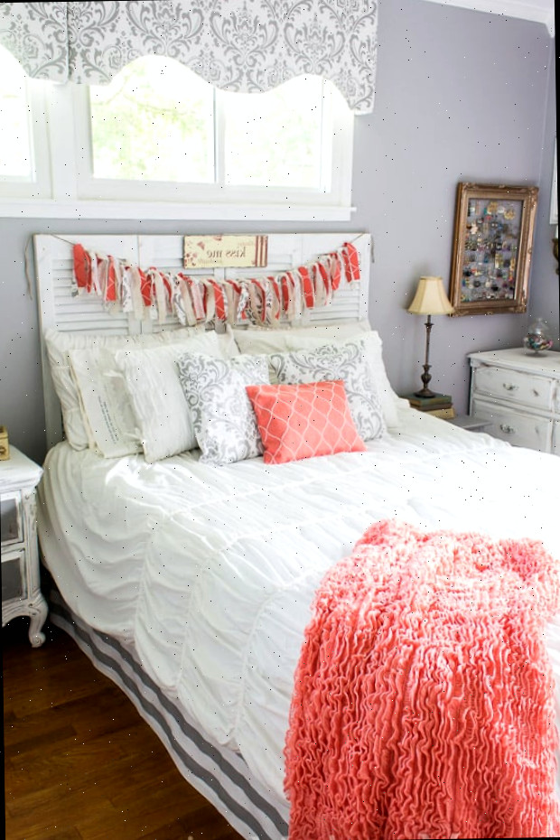 Uma cama de casal em um quarto