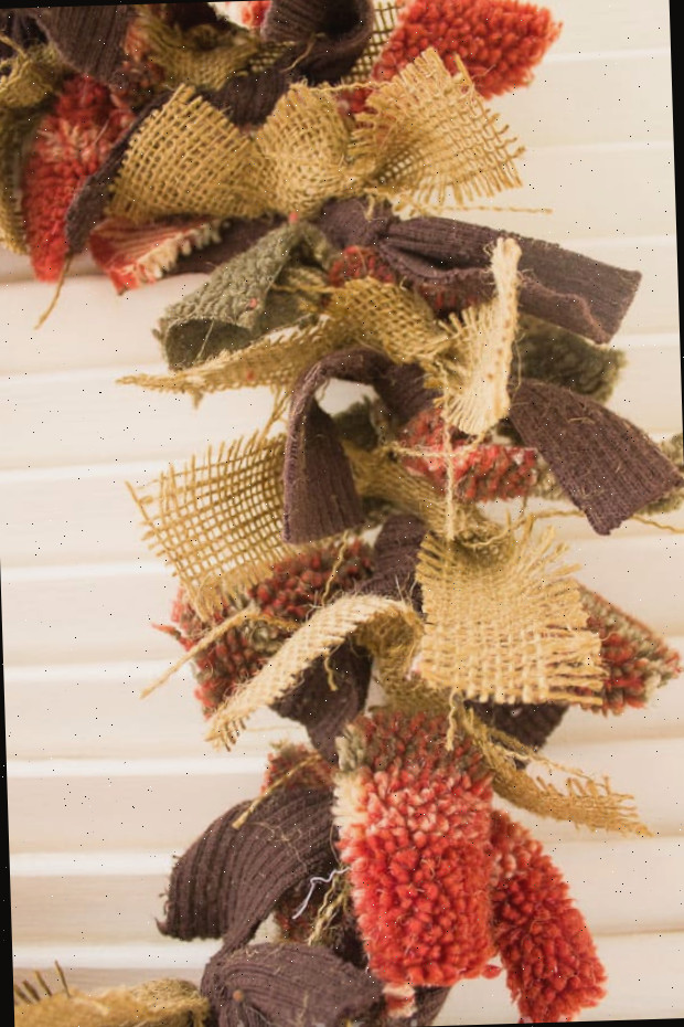 Um conjunto de brinquedos de pelúcia ao lado de um ursinho de pelúcia