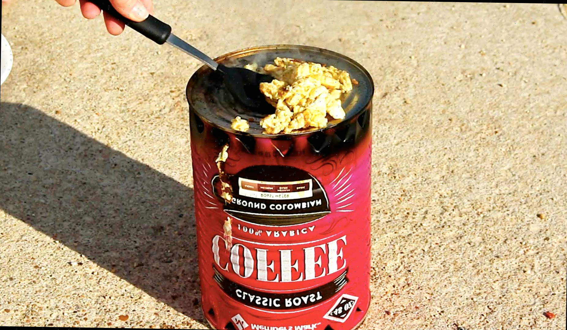 Alguém cozinhando ovos mexidos no fogareiro feito de lata de café.