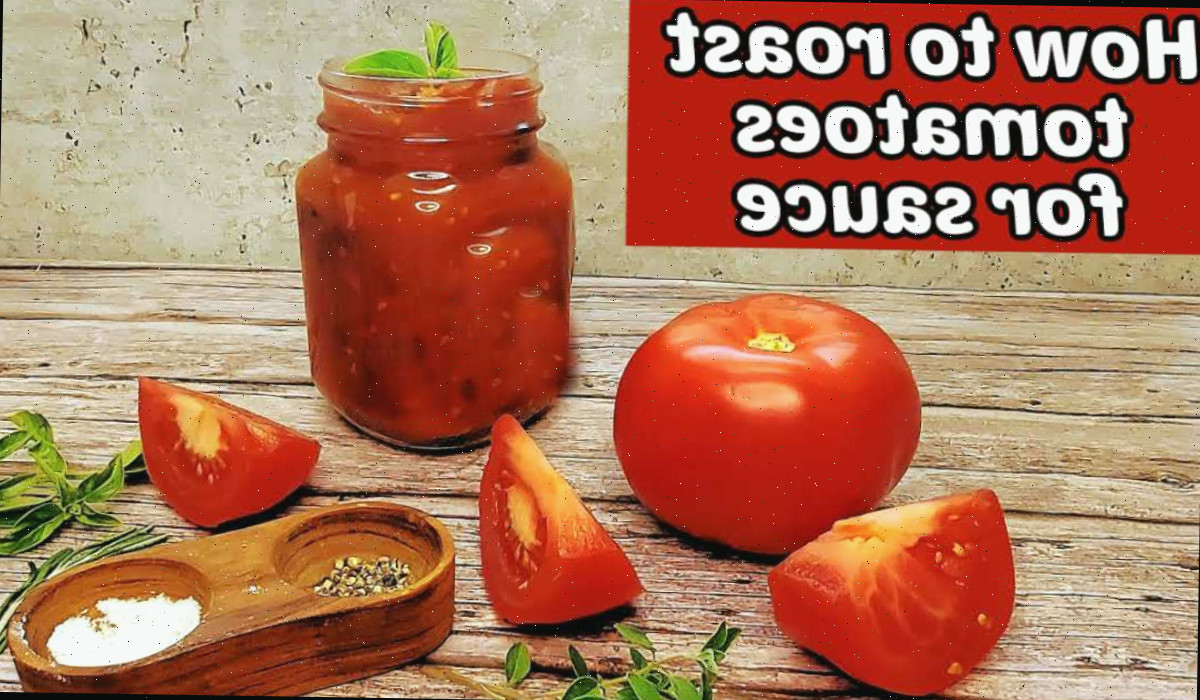 Um jarro de molho de tomate ao lado de um tomate beefsteak, tomates fatiados, ervas e sal e pimenta. Caixa de texto vermelha diz Como torrar tomates para molho.