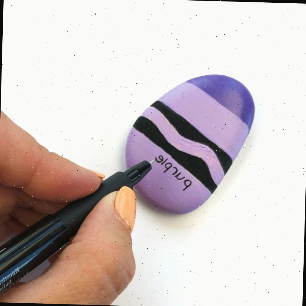 Pedra pintada de giz de cera roxo