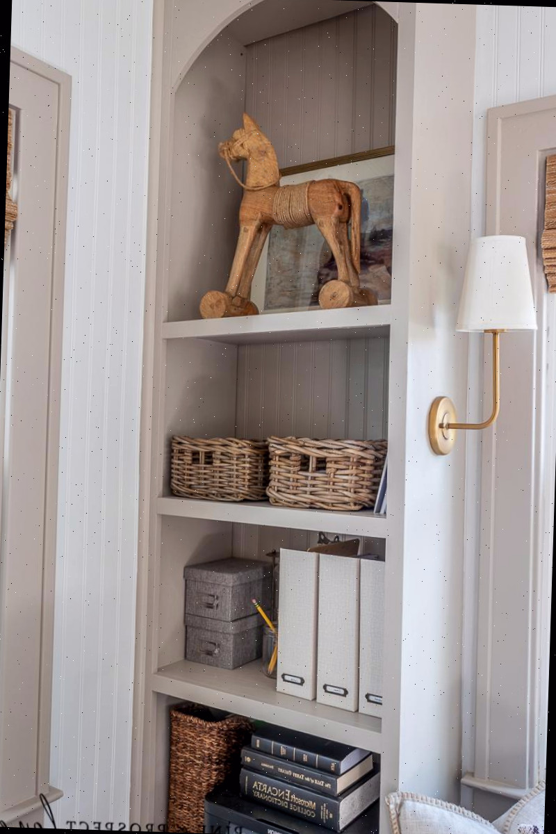 Estante estilo cottage em bege pintado