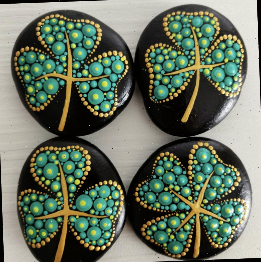 Pedras decoradas de trevo de quatro folhas