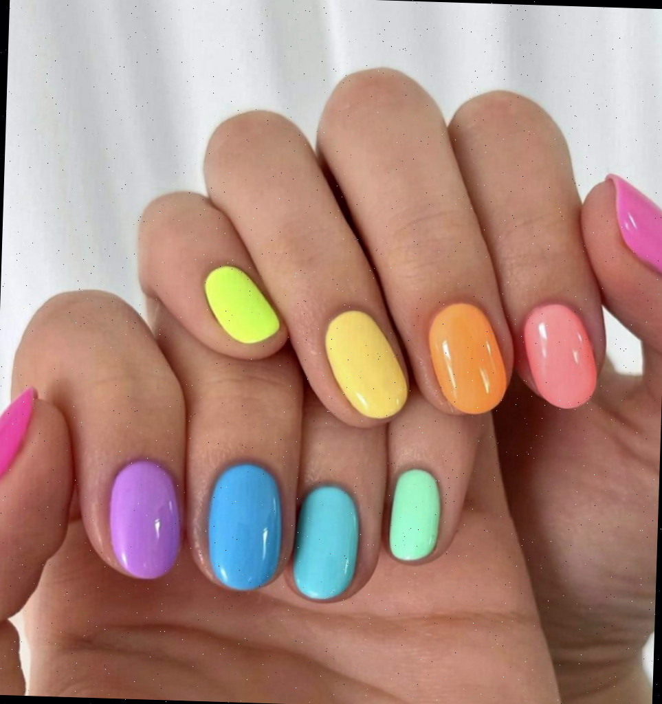 Unhas de verão arco-íris