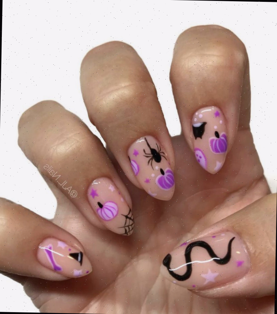Design de unhas de Halloween roxas e pretas em unhas transparentes